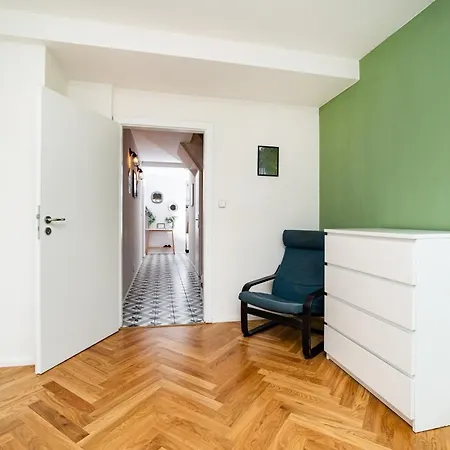 Central, Spacious, Modern 5 Bedrm Duplex W/balcony *
