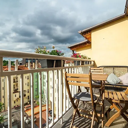 Central, Spacious, Modern 5 Bedrm Duplex W/balcony Apartment