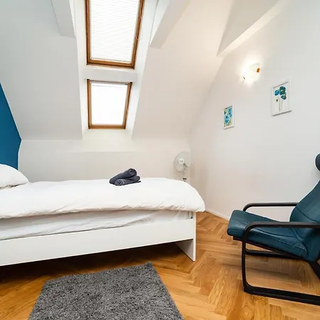 Central, Spacious, Modern 5 Bedrm Duplex W/balcony *