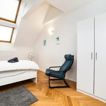 Central, Spacious, Modern 5 Bedrm Duplex W/balcony Apartment *