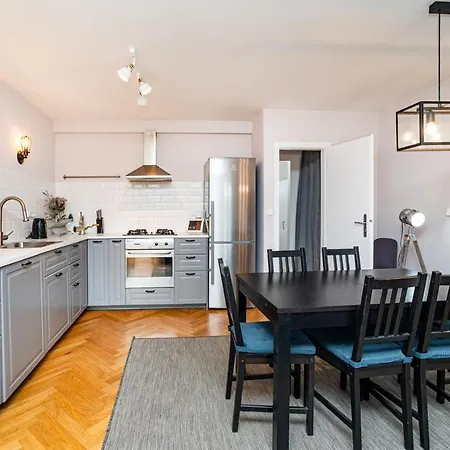 Apartment Central, Spacious, Modern 5 Bedrm Duplex W/balcony