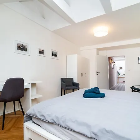 Central, Spacious, Modern 5 Bedrm Duplex W/balcony *