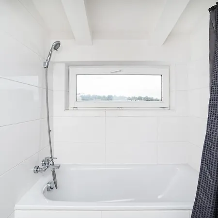 Central, Spacious, Modern 5 Bedrm Duplex W/balcony *
