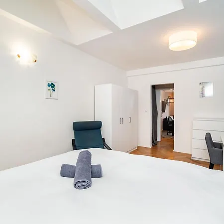 Apartment Central, Spacious, Modern 5 Bedrm Duplex W/balcony Prague