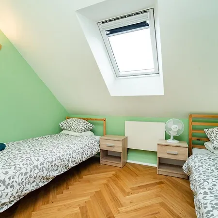 Central, Spacious, Modern 5 Bedrm Duplex W/balcony Apartment *