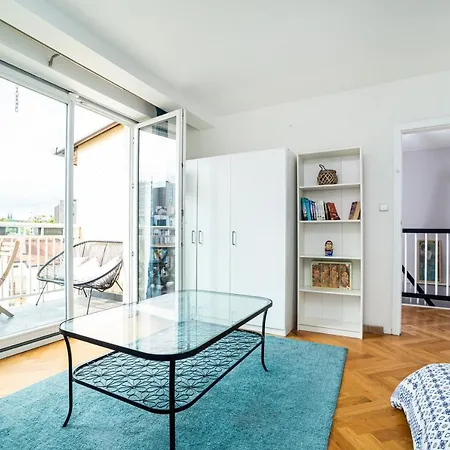 Central, Spacious, Modern 5 Bedrm Duplex W/balcony Apartment