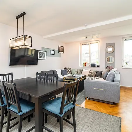 Central, Spacious, Modern 5 Bedrm Duplex W/balcony Apartment