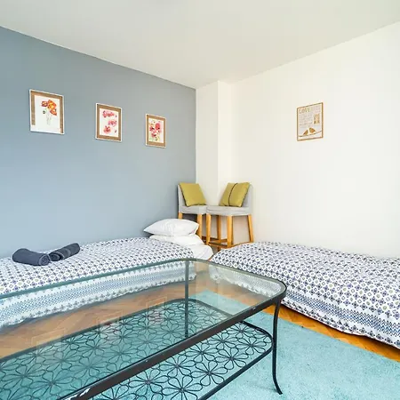 Central, Spacious, Modern 5 Bedrm Duplex W/balcony Apartment *