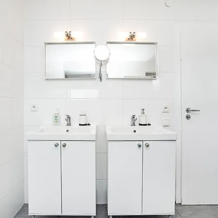 Apartment Central, Spacious, Modern 5 Bedrm Duplex W/balcony