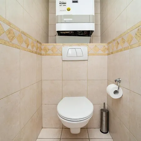 Central, Spacious, Modern 5 Bedrm Duplex W/balcony Apartment