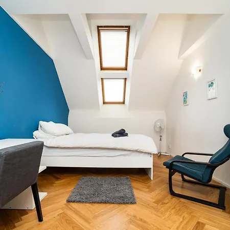 Central, Spacious, Modern 5 Bedrm Duplex W/balcony Prague