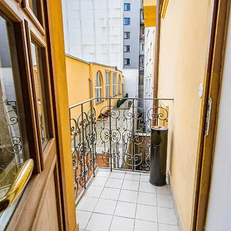 Apartment For Celebrations Spacious 3bdr With Balcony Prague