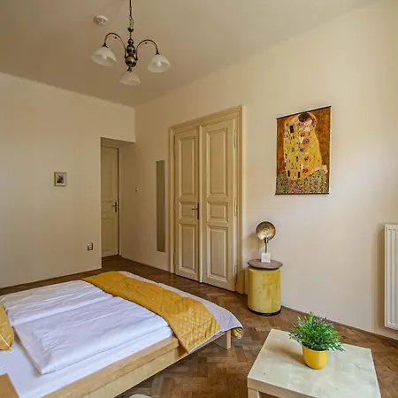 Apartment For Celebrations Spacious 3bdr With Balcony Prague