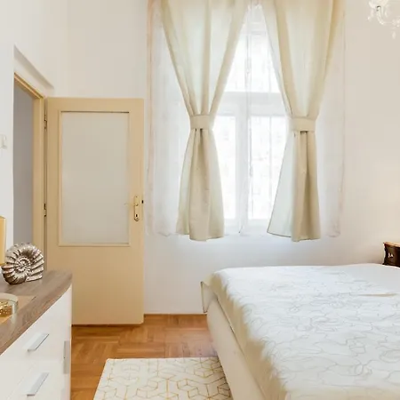 Old Town Royal With Giant Terrace Apartment *
