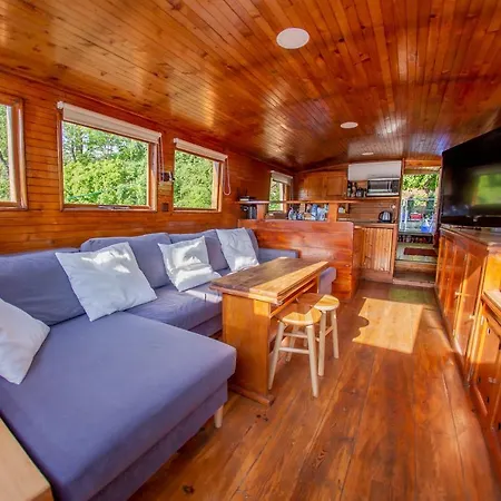 Bay Houseboats Botel