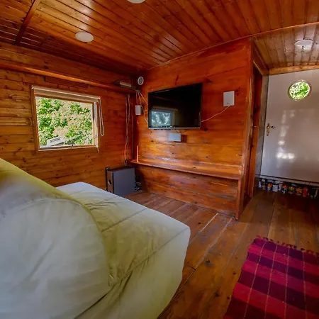 Bay Houseboats Botel 3*