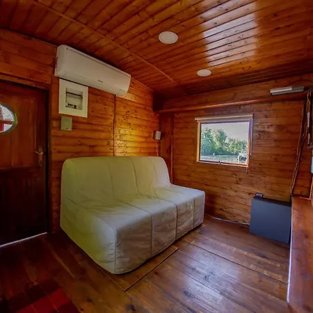 Bay Houseboats