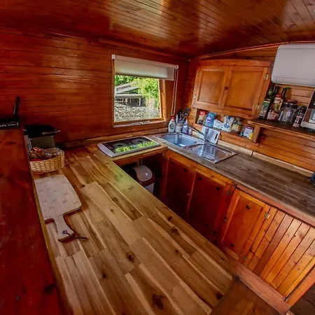 Botel Bay Houseboats 3*