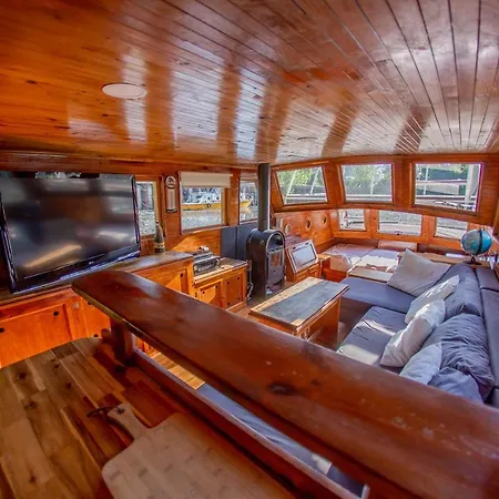 Botel Bay Houseboats Prague