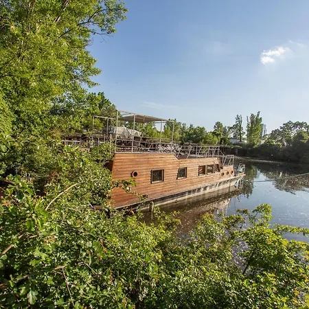 Botel Bay Houseboats 3*