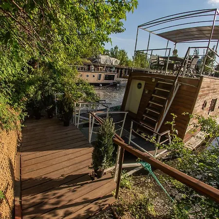 Botel Bay Houseboats Prague
