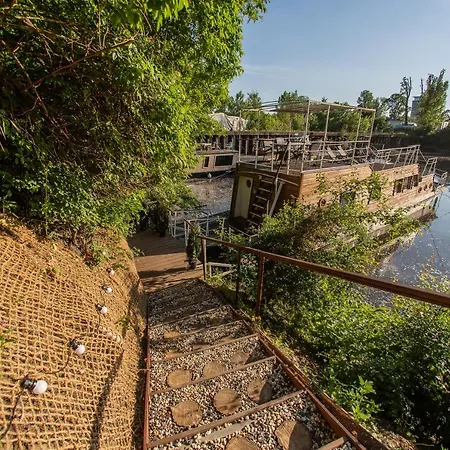 Bay Houseboats Botel Prague
