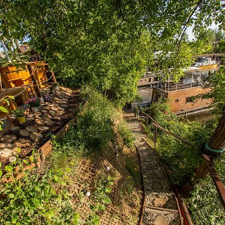 Botel Bay Houseboats