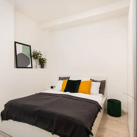 Days - Minimalist - Easy Access Apartment Prague