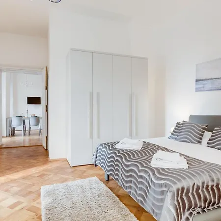 Wenceslass Square Royal Apartment Prague