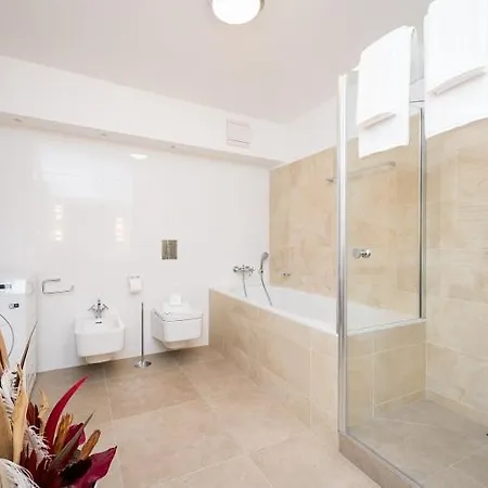 Avenue Apartment *