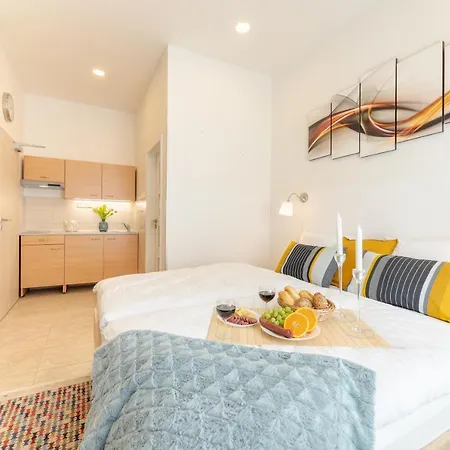Apartment Bright Sunny In Quiet Area