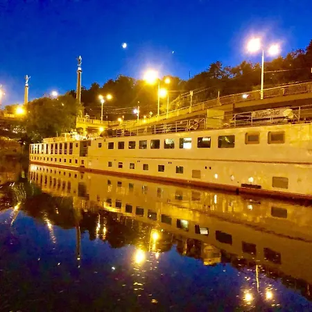 Florentina Boat 3* פראג