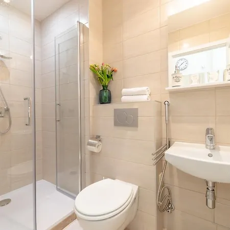 Apartment Bright Sunny In Quiet Area Prague