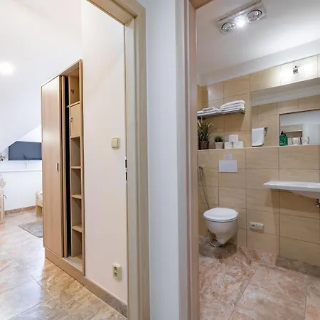 Apartment Bright Sunny In Quiet Area *