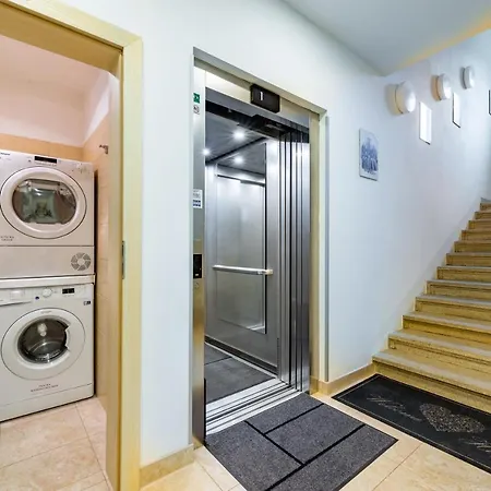 Bright Sunny In Quiet Area Apartment *