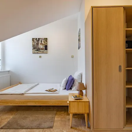 Apartment Bright Sunny In Quiet Area Prague