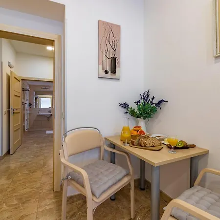 Apartment Bright Sunny In Quiet Area