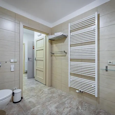 Bright Sunny In Quiet Area Apartment *