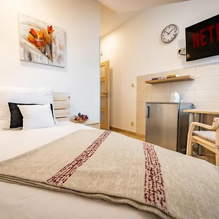 Bright Sunny In Quiet Area Apartment *