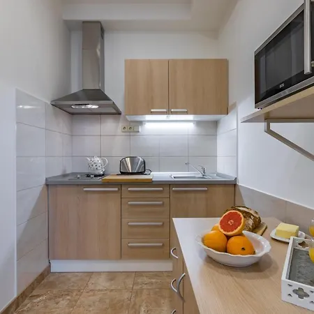 Apartment Bright Sunny In Quiet Area *