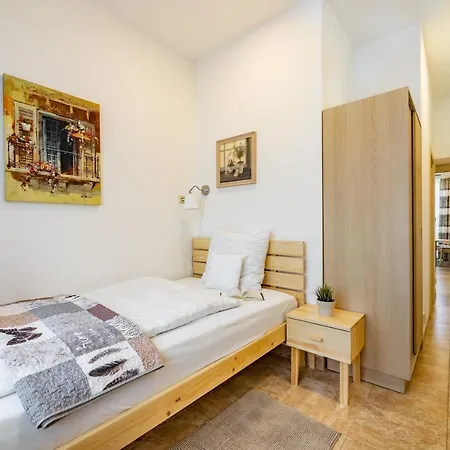 Bright Sunny In Quiet Area Apartment *