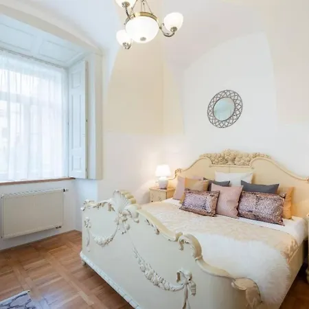 Rose / Romantic & Cozy / City Center Appartamento Praga