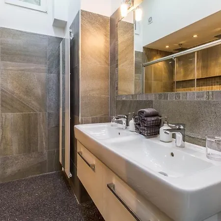 Stylish 5 Minutes Walk From City Center