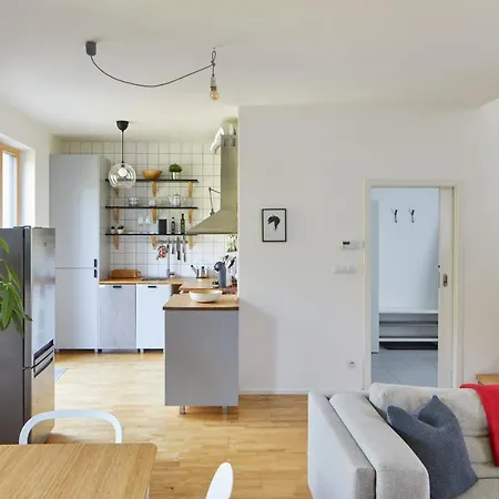 Days - W 2bdr - 3 Balconies - Garage - Next To Park Apartman