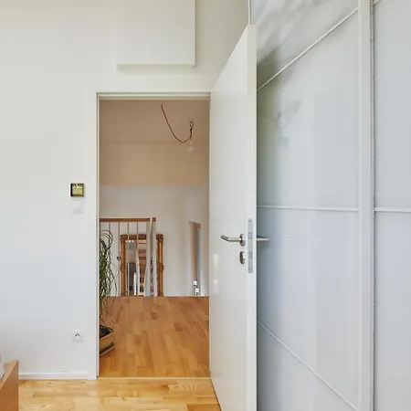 Days - W 2bdr - 3 Balconies - Garage - Next To Park Apartman