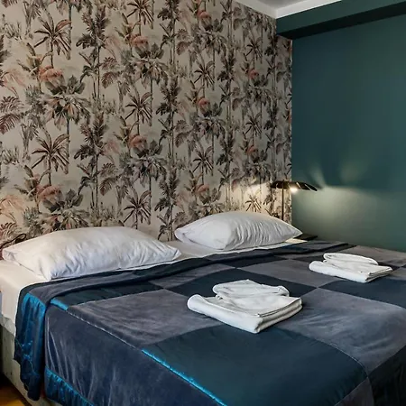 Louren - The Bridge Inn Aparthotel