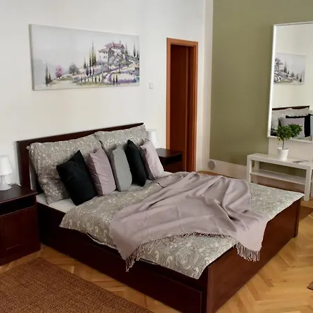 Andy'S Central 3-Bedroom Apartment !