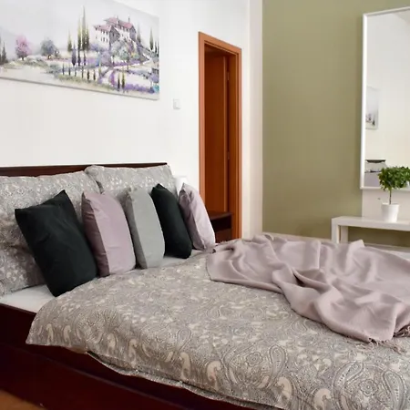 Andy'S Central 3-Bedroom Apartment ! *