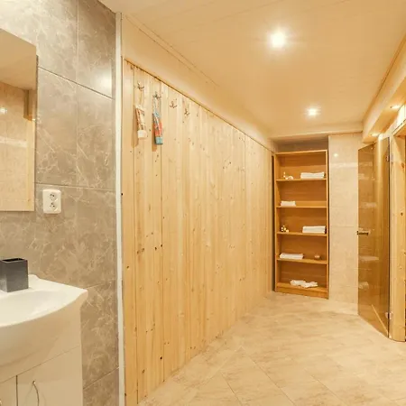 Wellness Studio! Finnish Sauna, Whirlpool, Gym & More! *