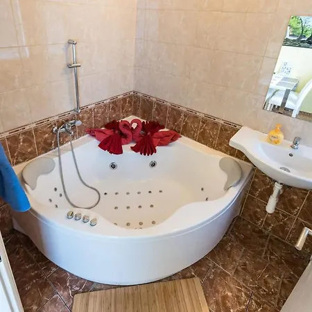 Exclusive Whirlpool Apartment *
